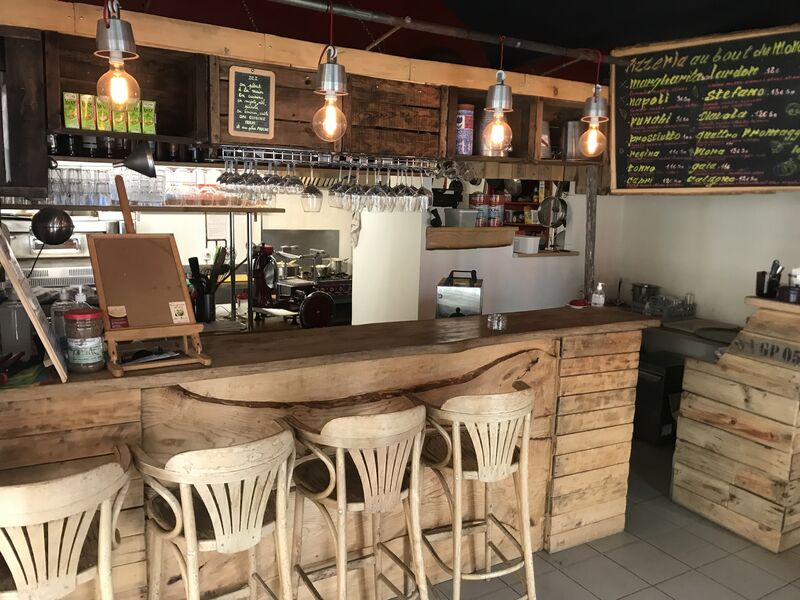 Comptoir chaleureux du restaurant